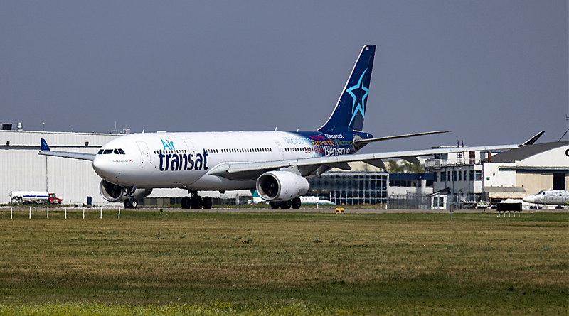 air transat airplane